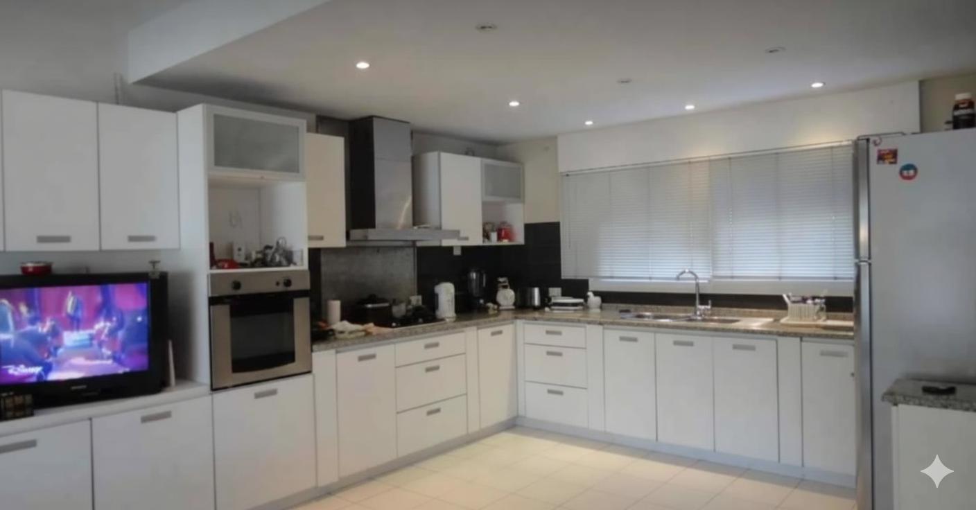 URCA CASA 4 DORM C PILETA - FIN COMERCIAL