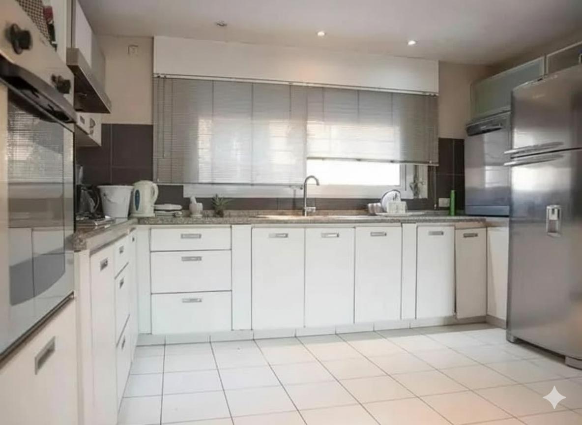 URCA CASA 4 DORM C PILETA - FIN COMERCIAL