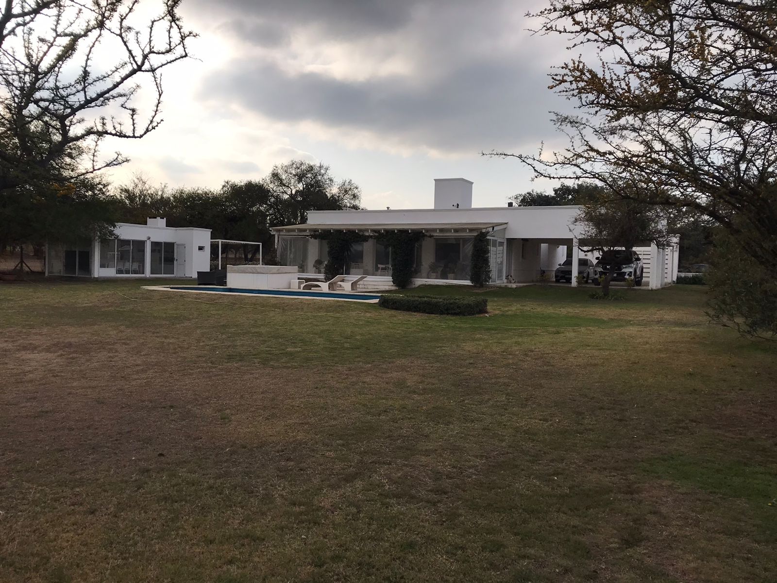 IMPECABLE PROPIEDAD DESARROLLADA EN UNA PLANTA CERCANO AL INGRESO DEL BARRIO.