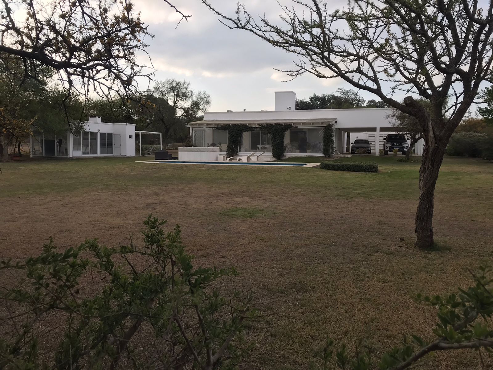 IMPECABLE PROPIEDAD DESARROLLADA EN UNA PLANTA CERCANO AL INGRESO DEL BARRIO.