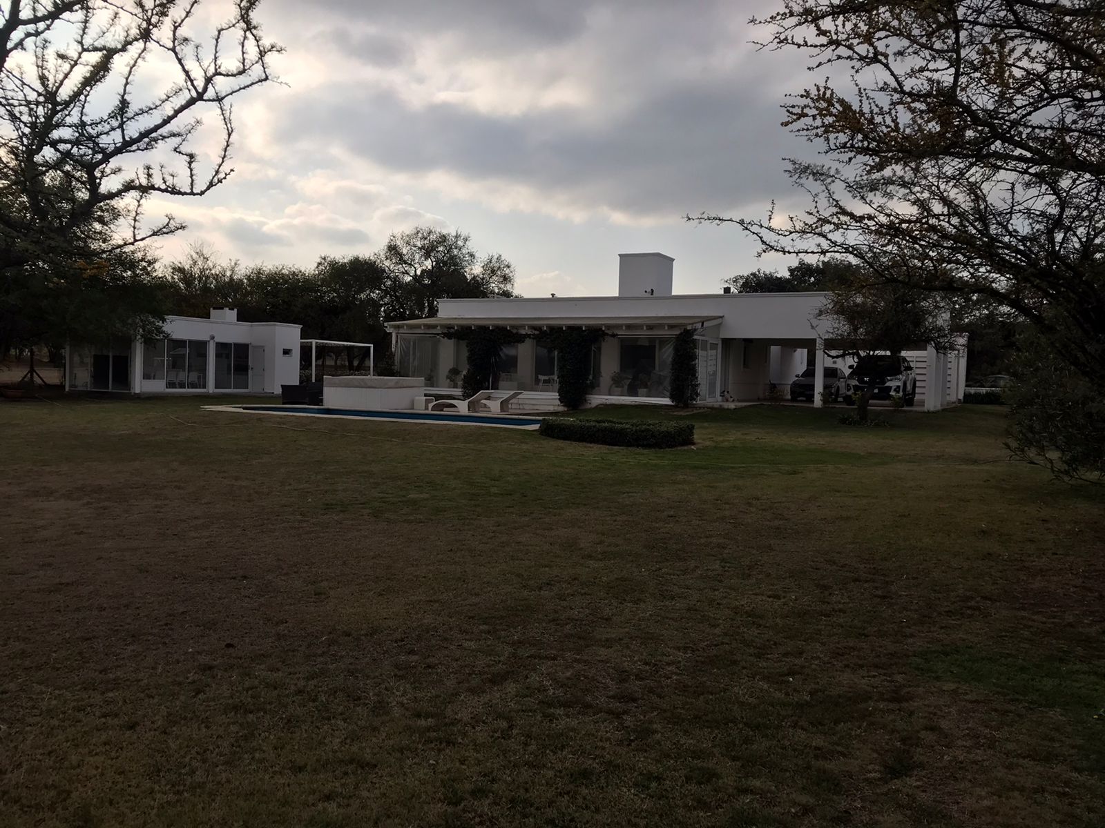 IMPECABLE PROPIEDAD DESARROLLADA EN UNA PLANTA CERCANO AL INGRESO DEL BARRIO.