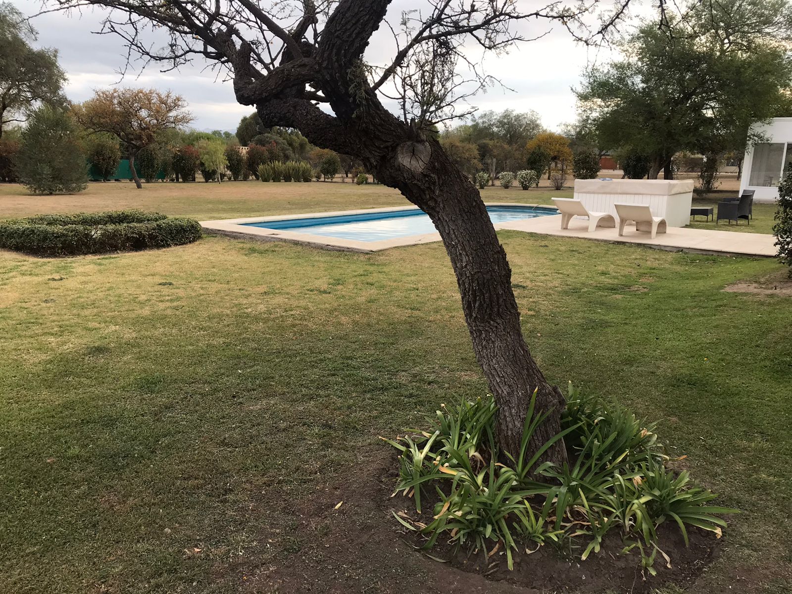 IMPECABLE PROPIEDAD DESARROLLADA EN UNA PLANTA CERCANO AL INGRESO DEL BARRIO.