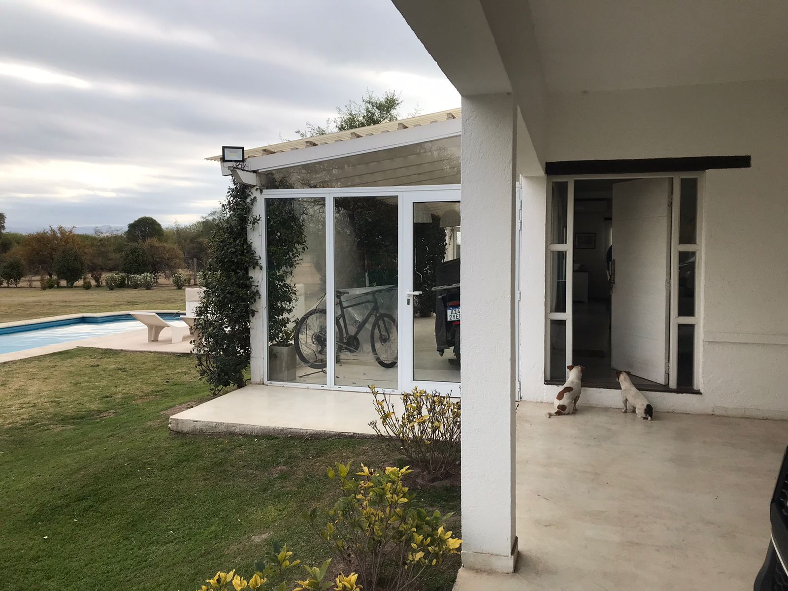 IMPECABLE PROPIEDAD DESARROLLADA EN UNA PLANTA CERCANO AL INGRESO DEL BARRIO.