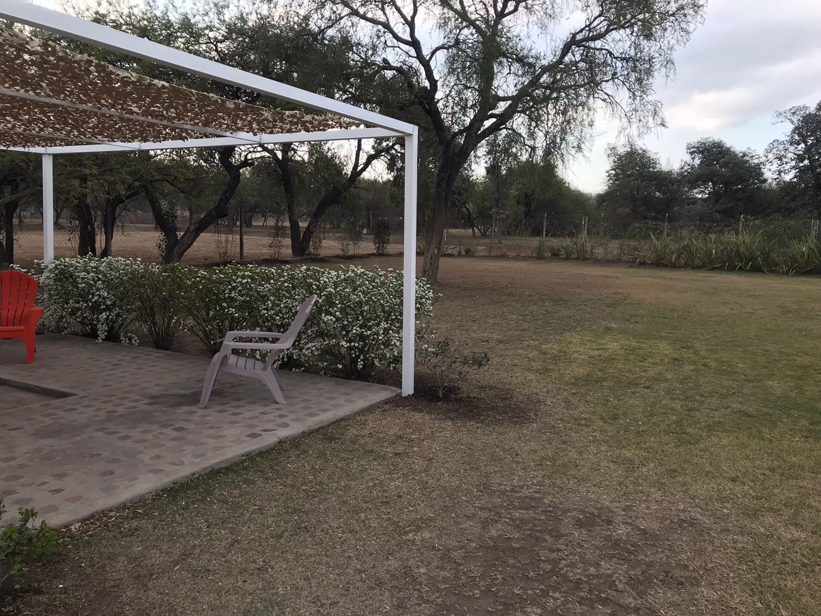 IMPECABLE PROPIEDAD DESARROLLADA EN UNA PLANTA CERCANO AL INGRESO DEL BARRIO.