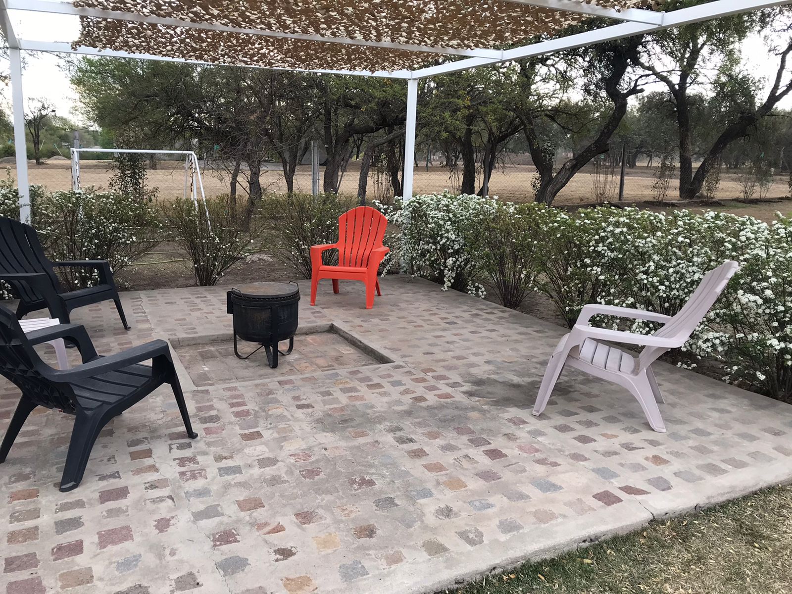 IMPECABLE PROPIEDAD DESARROLLADA EN UNA PLANTA CERCANO AL INGRESO DEL BARRIO.