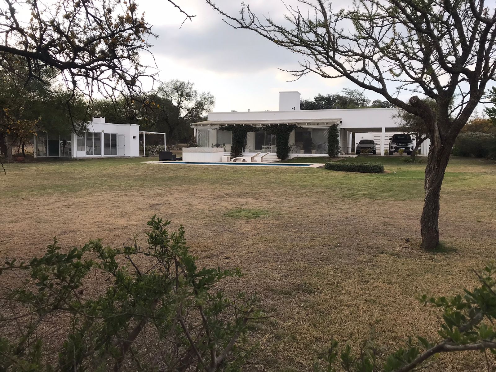 IMPECABLE PROPIEDAD DESARROLLADA EN UNA PLANTA CERCANO AL INGRESO DEL BARRIO.