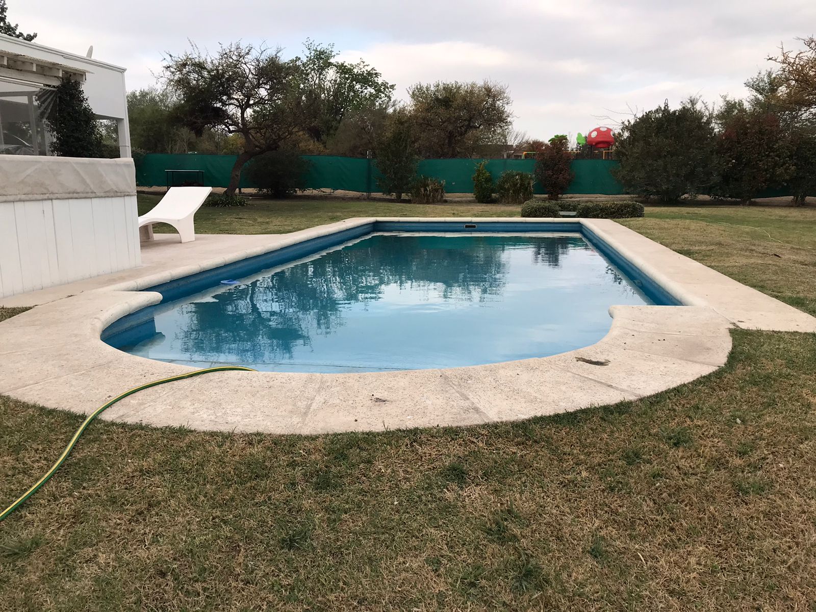 IMPECABLE PROPIEDAD DESARROLLADA EN UNA PLANTA CERCANO AL INGRESO DEL BARRIO.