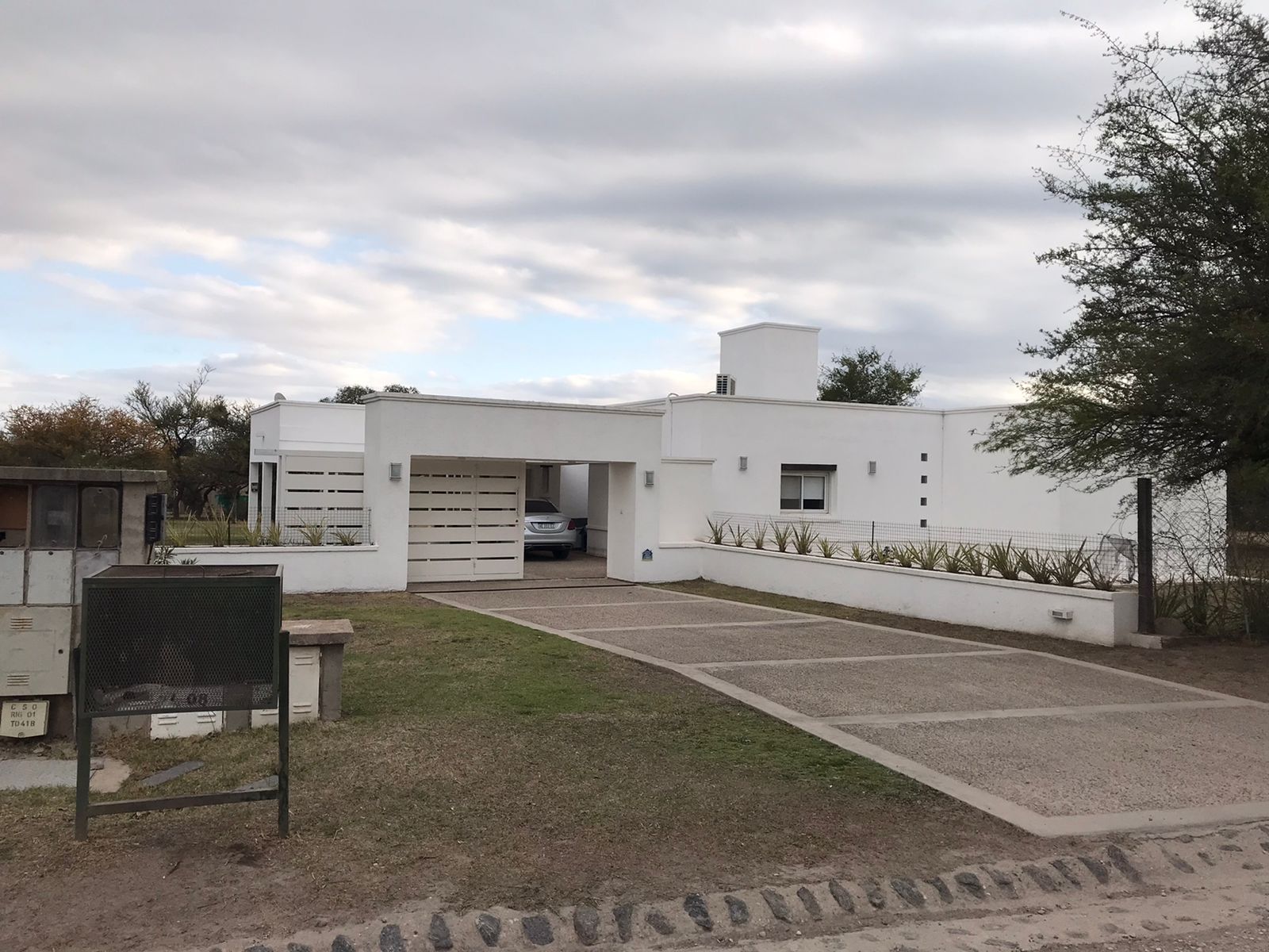 IMPECABLE PROPIEDAD DESARROLLADA EN UNA PLANTA CERCANO AL INGRESO DEL BARRIO.