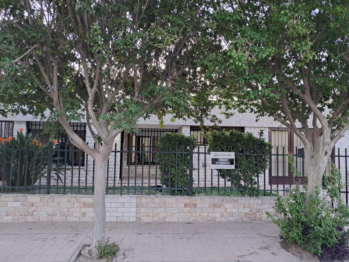 TRES DORMITORIOS MAS DEPENDENCIA Y QUINCHO !!! GRAN PATIO