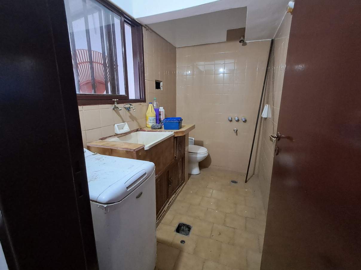 TRES DORMITORIOS MAS DEPENDENCIA Y QUINCHO !!! GRAN PATIO