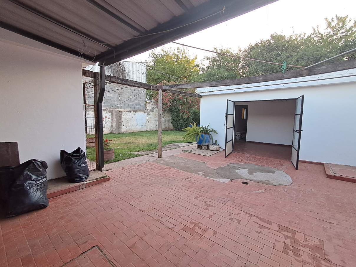 TRES DORMITORIOS MAS DEPENDENCIA Y QUINCHO !!! GRAN PATIO