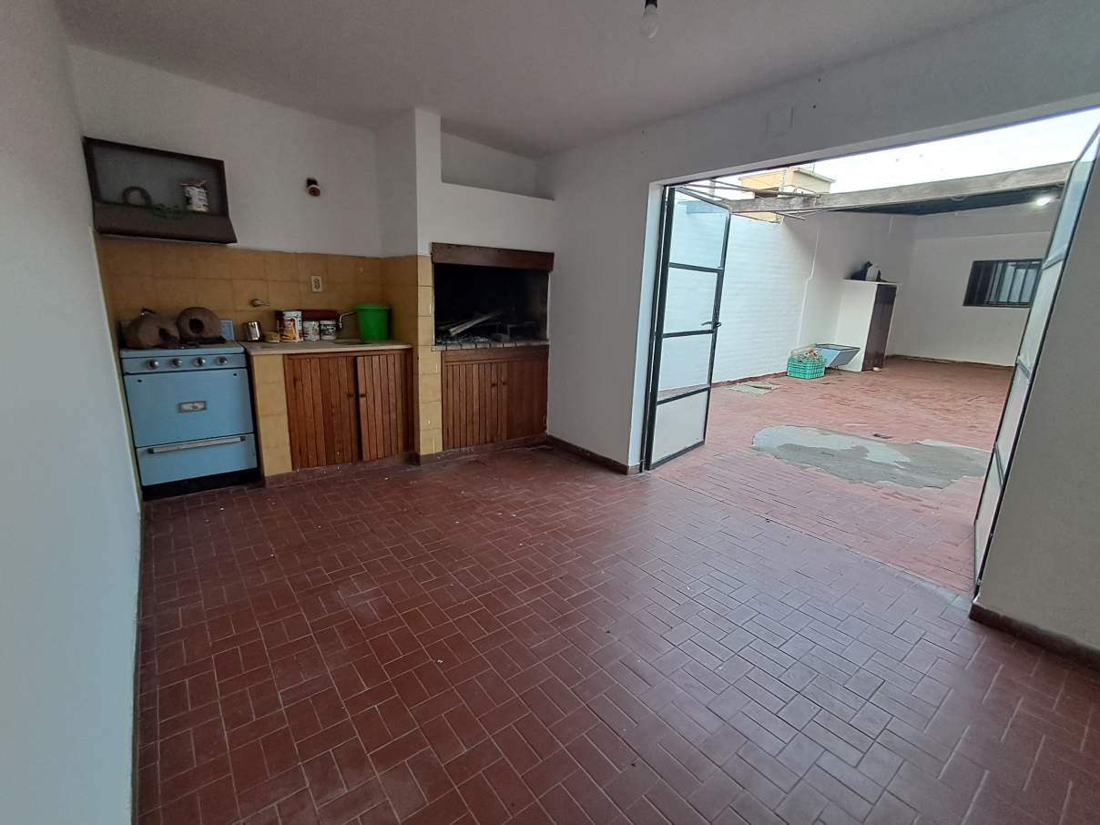 TRES DORMITORIOS MAS DEPENDENCIA Y QUINCHO !!! GRAN PATIO