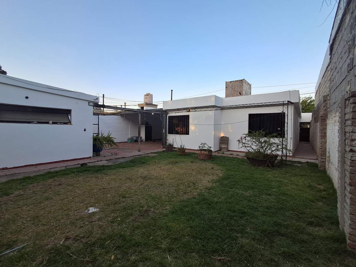 TRES DORMITORIOS MAS DEPENDENCIA Y QUINCHO !!! GRAN PATIO