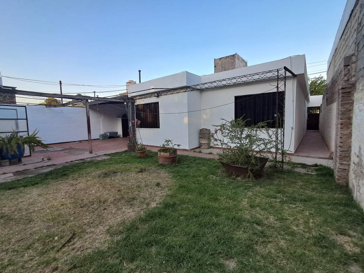 TRES DORMITORIOS MAS DEPENDENCIA Y QUINCHO !!! GRAN PATIO