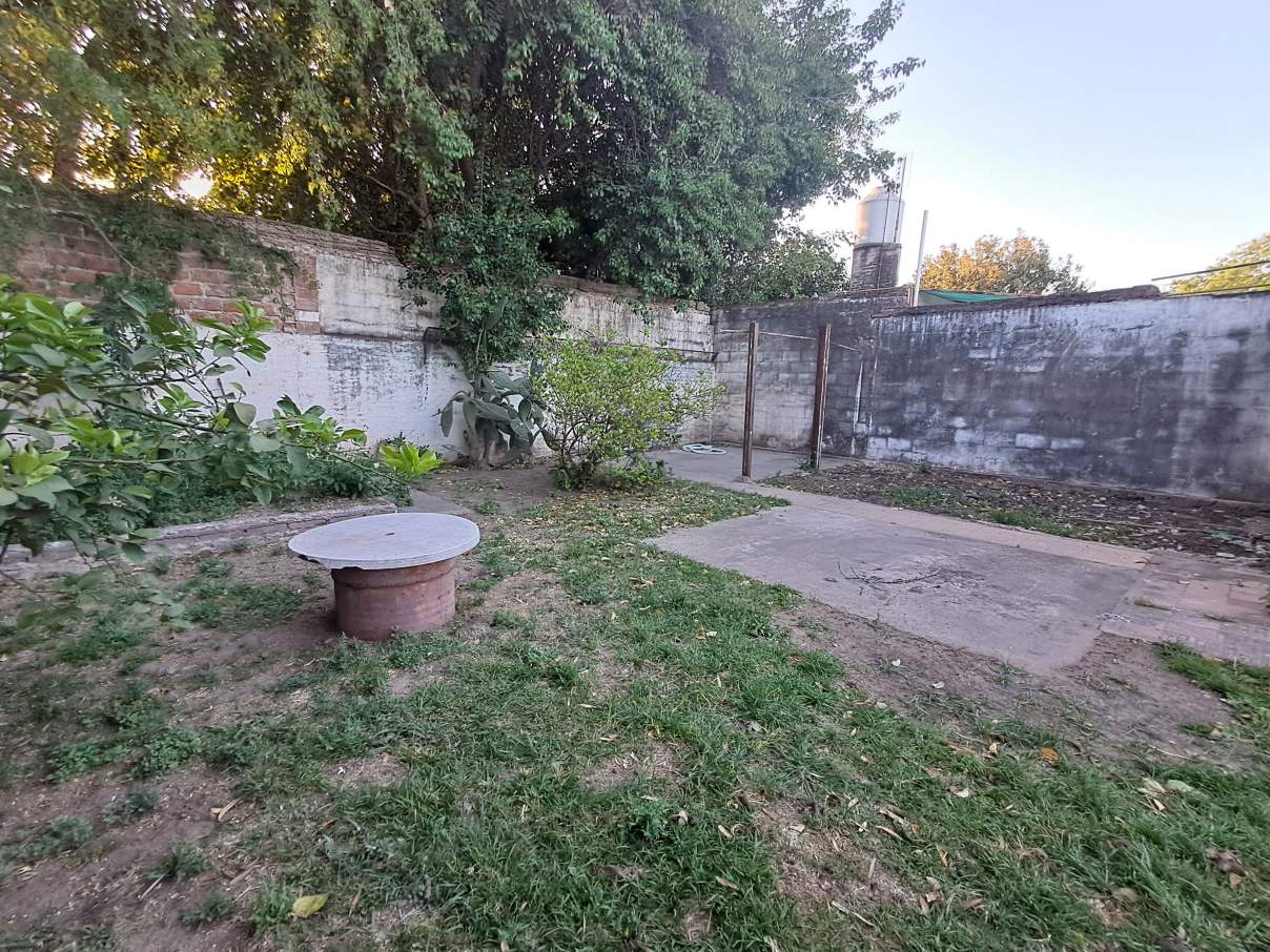 TRES DORMITORIOS MAS DEPENDENCIA Y QUINCHO !!! GRAN PATIO