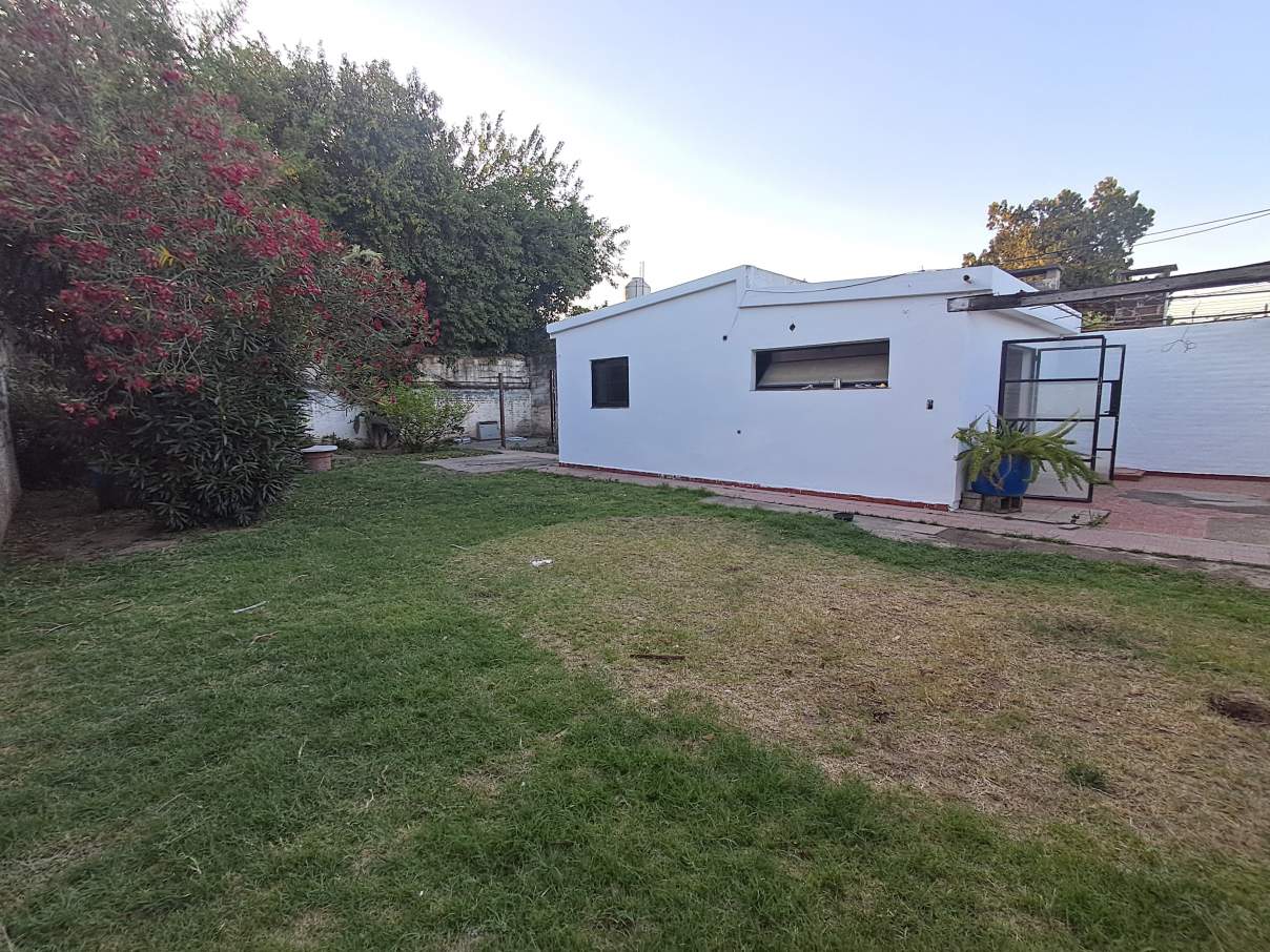 TRES DORMITORIOS MAS DEPENDENCIA Y QUINCHO !!! GRAN PATIO