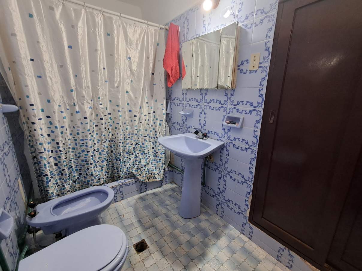 TRES DORMITORIOS MAS DEPENDENCIA Y QUINCHO !!! GRAN PATIO