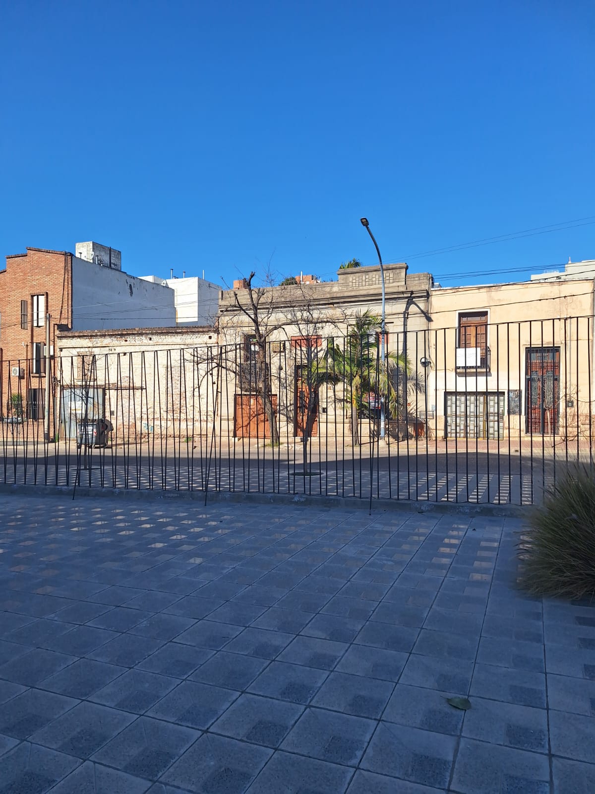 Frente paseo Guemes.. Casona en venta