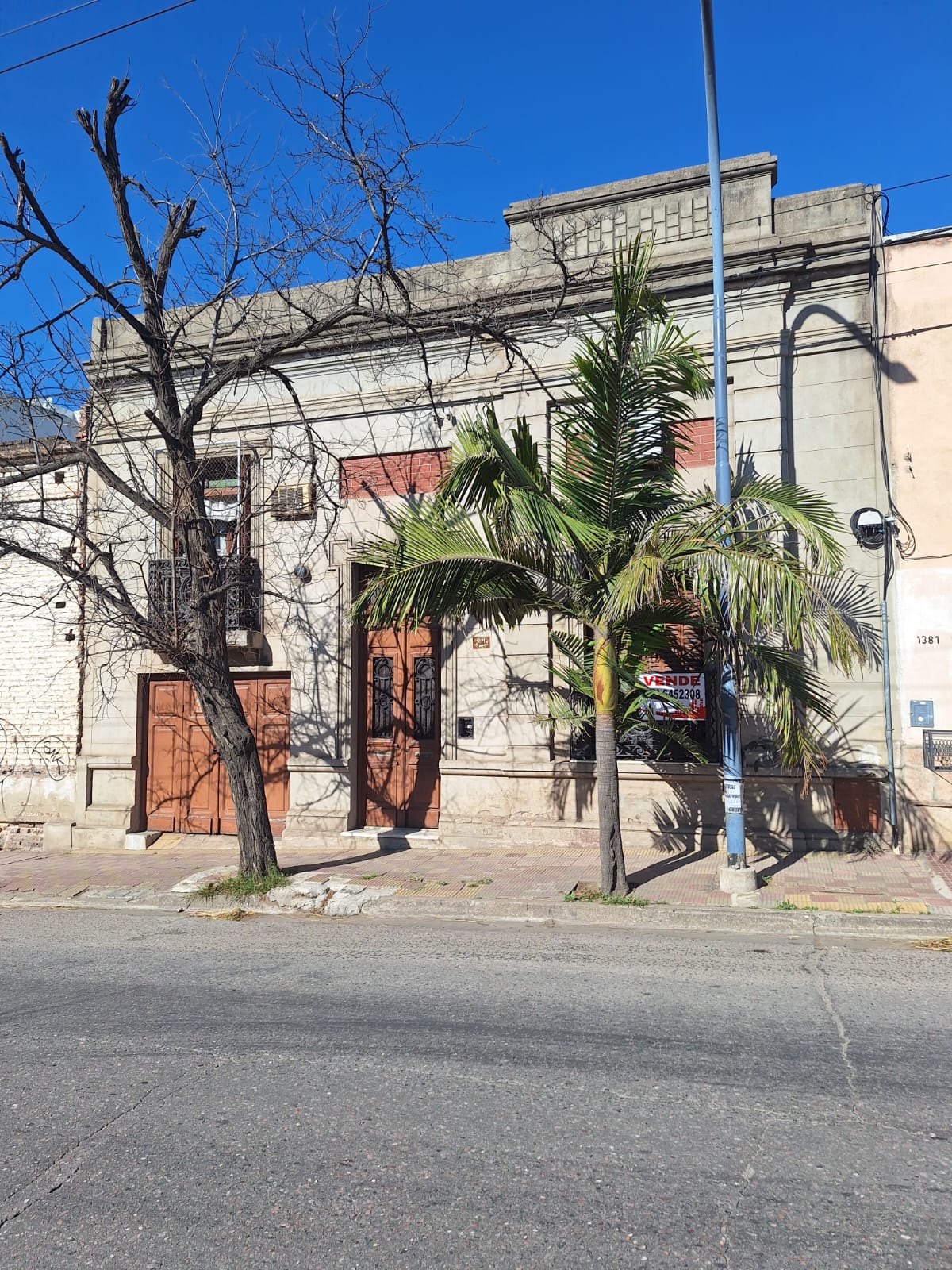 Frente paseo Guemes.. Casona en venta