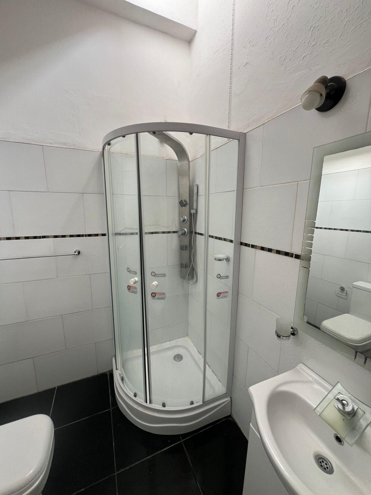 ALQUILO CASA BARRIO NUEVA CORDOBA ANEXA TRES DORMITORIOS CON COCHERA.