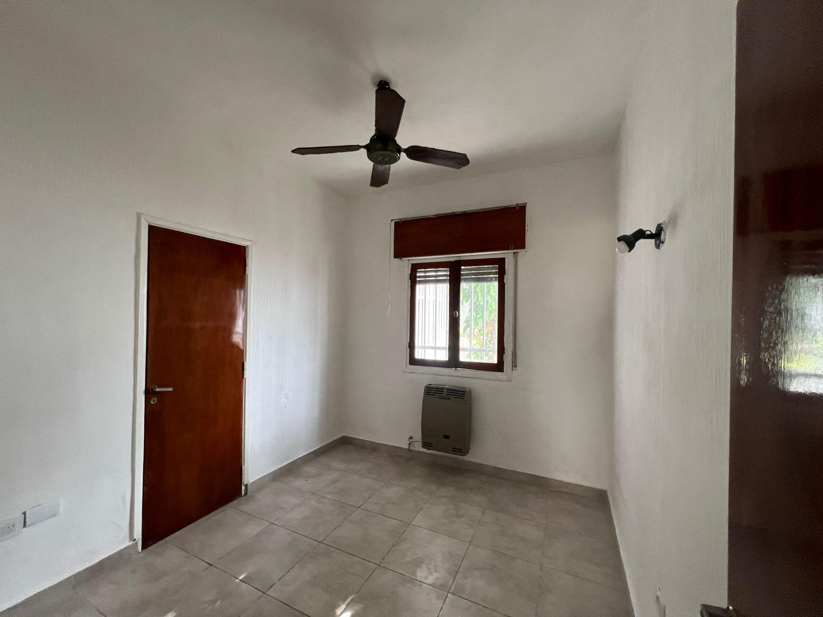 ALQUILO CASA BARRIO NUEVA CORDOBA ANEXA TRES DORMITORIOS CON COCHERA.