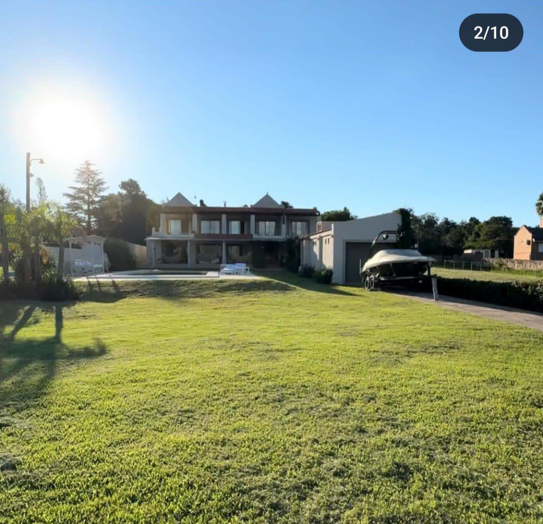 Casa de categoria en venta en Villa Lago Azul con Bajada al Lago