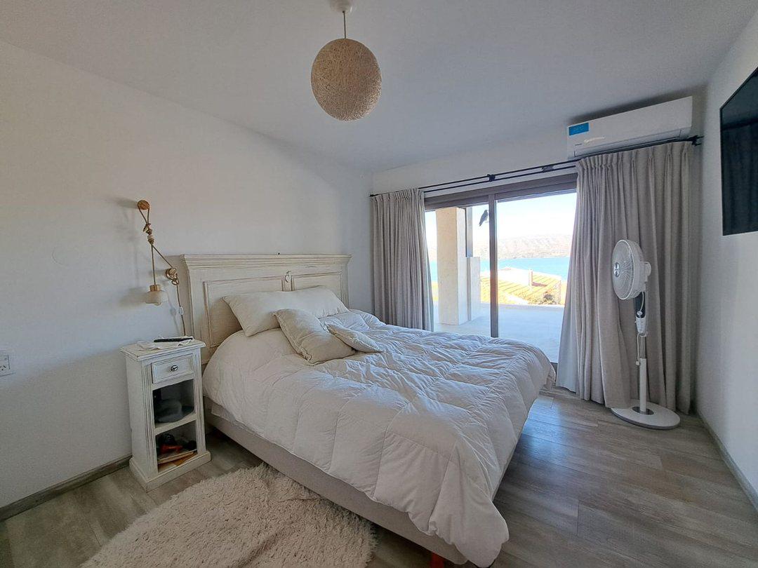 Casa de categoria en venta en Villa Lago Azul con Bajada al Lago