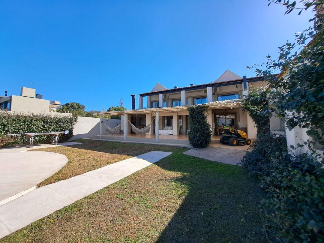 Casa de categoria en venta en Villa Lago Azul con Bajada al Lago