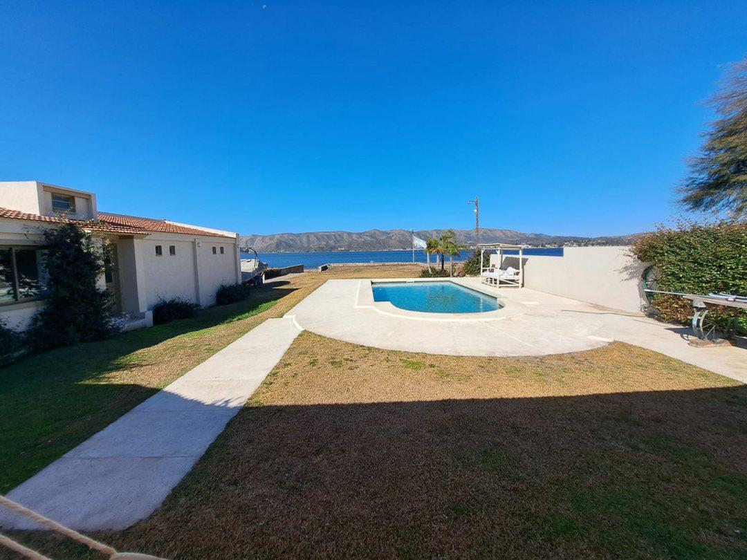 Casa de categoria en venta en Villa Lago Azul con Bajada al Lago