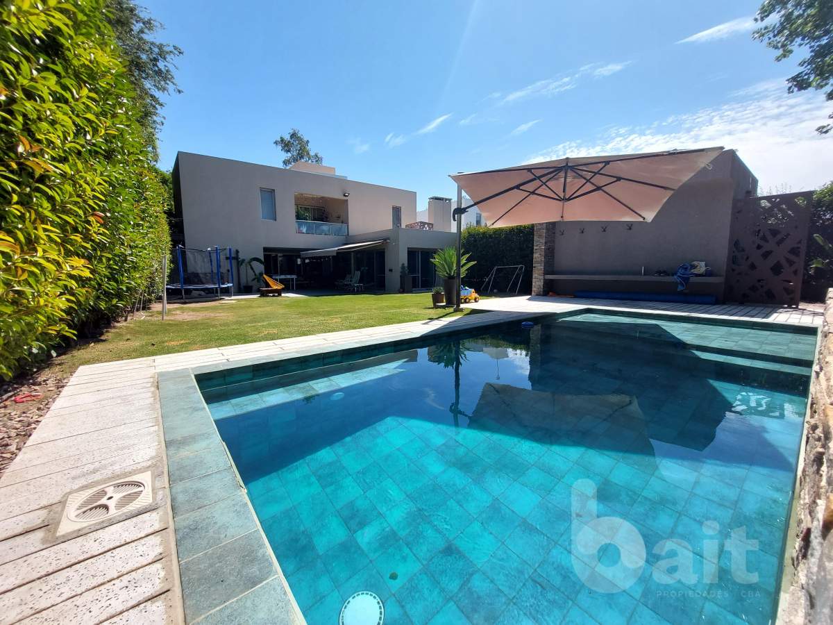 Alquiler casa totalmente amoblada en Santina NOrte 3 dormitorios con pieta y 4 baños