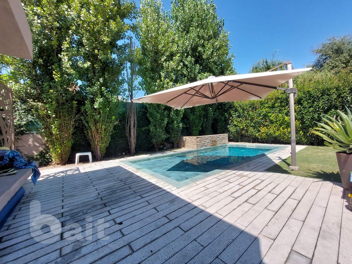 Alquiler casa totalmente amoblada en Santina NOrte 3 dormitorios con pieta y 4 baños