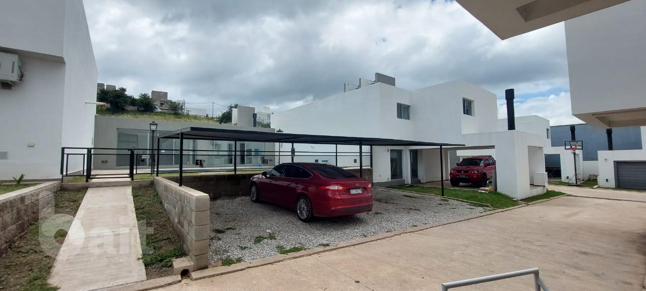 Venta duplex 3 dormitorios, con amenities en Cuesta Colorada