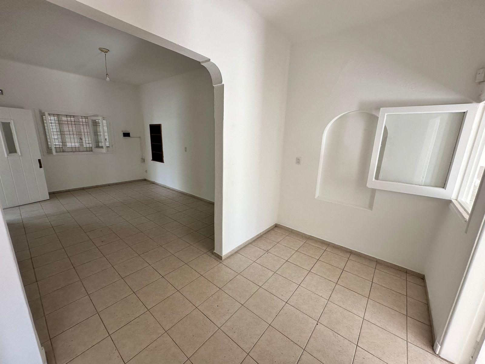 Casa sobre Av. Valparaíso  Ideal Comercial o Vivienda Familiar  2 Dorm., Patio y Amplios Ambientes