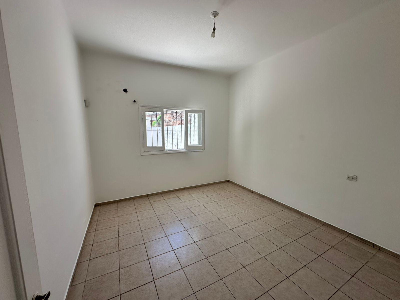 Casa sobre Av. Valparaíso  Ideal Comercial o Vivienda Familiar  2 Dorm., Patio y Amplios Ambientes