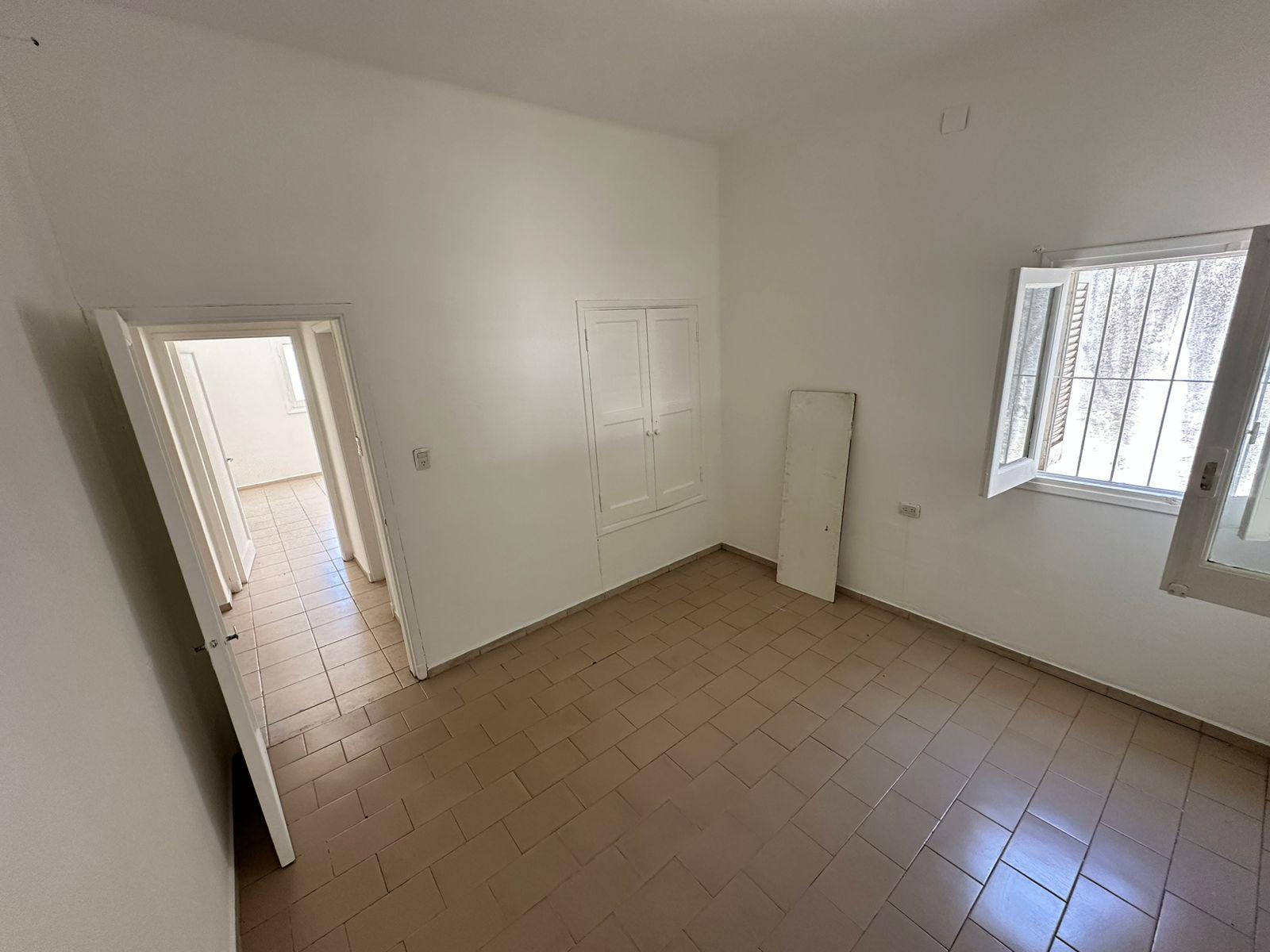 Casa sobre Av. Valparaíso  Ideal Comercial o Vivienda Familiar  2 Dorm., Patio y Amplios Ambientes