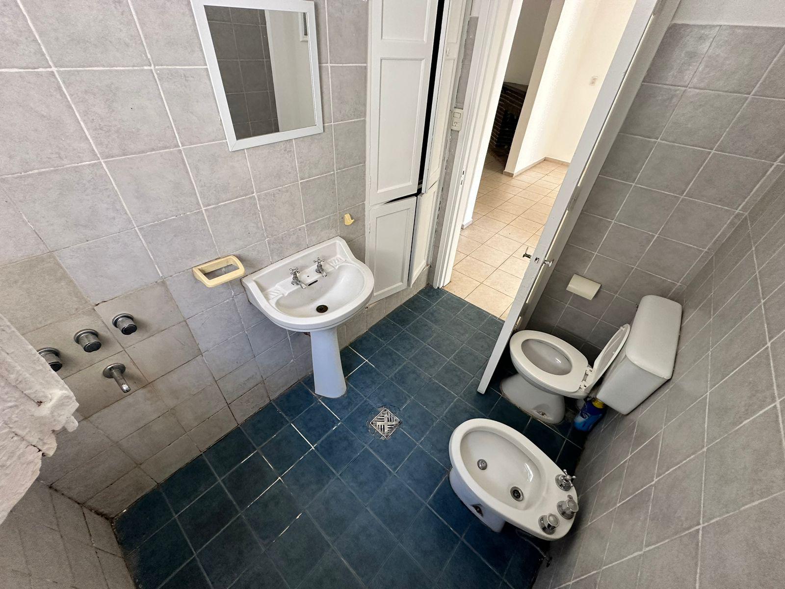 Casa sobre Av. Valparaíso  Ideal Comercial o Vivienda Familiar  2 Dorm., Patio y Amplios Ambientes