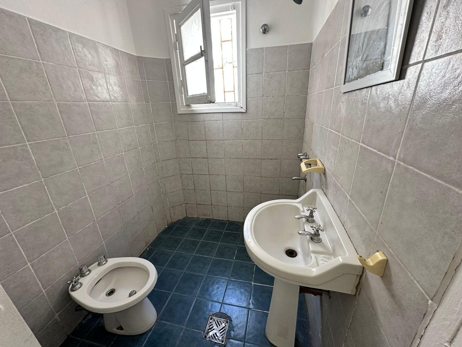 Casa sobre Av. Valparaíso  Ideal Comercial o Vivienda Familiar  2 Dorm., Patio y Amplios Ambientes