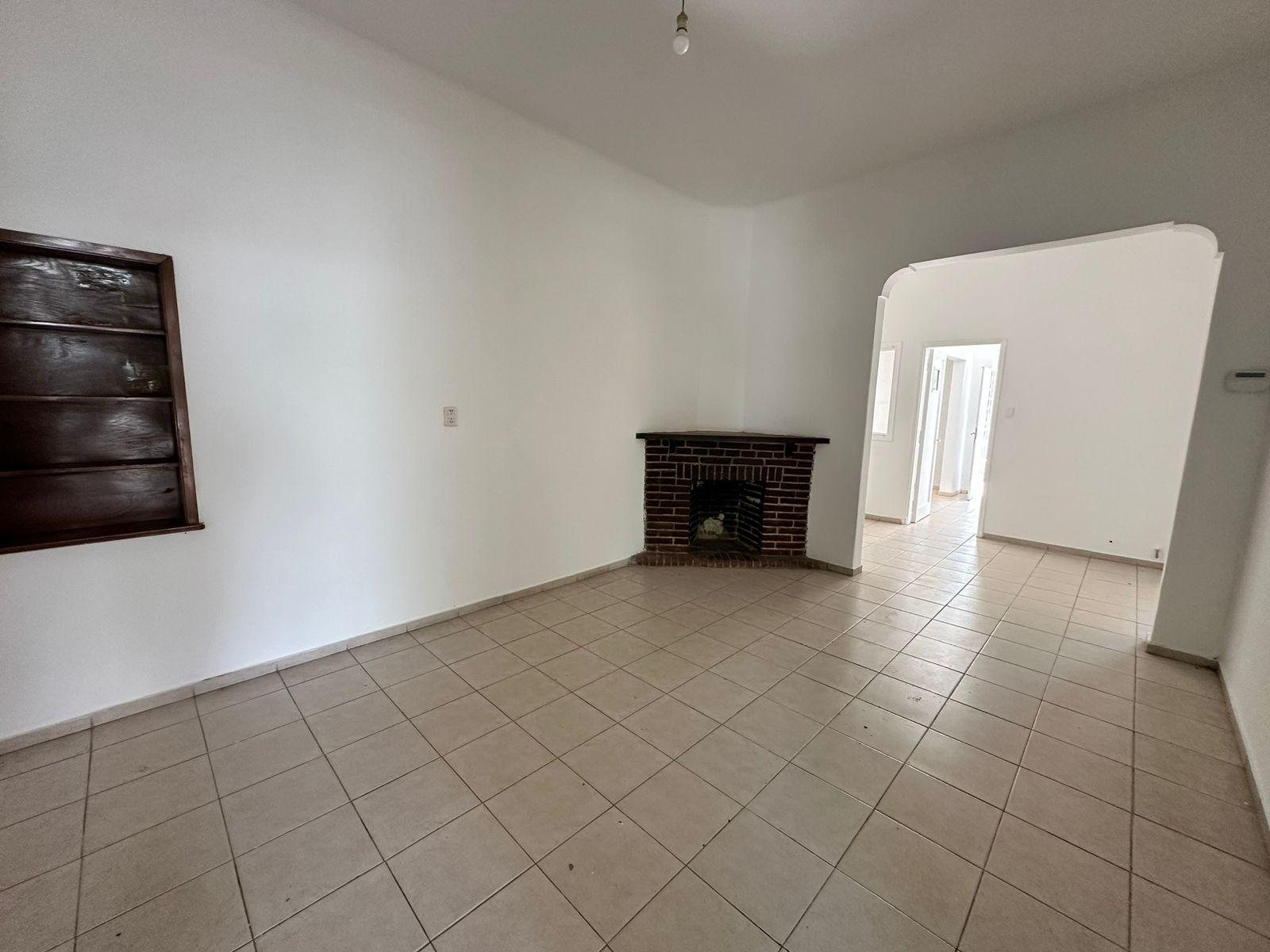 Casa sobre Av. Valparaíso  Ideal Comercial o Vivienda Familiar  2 Dorm., Patio y Amplios Ambientes