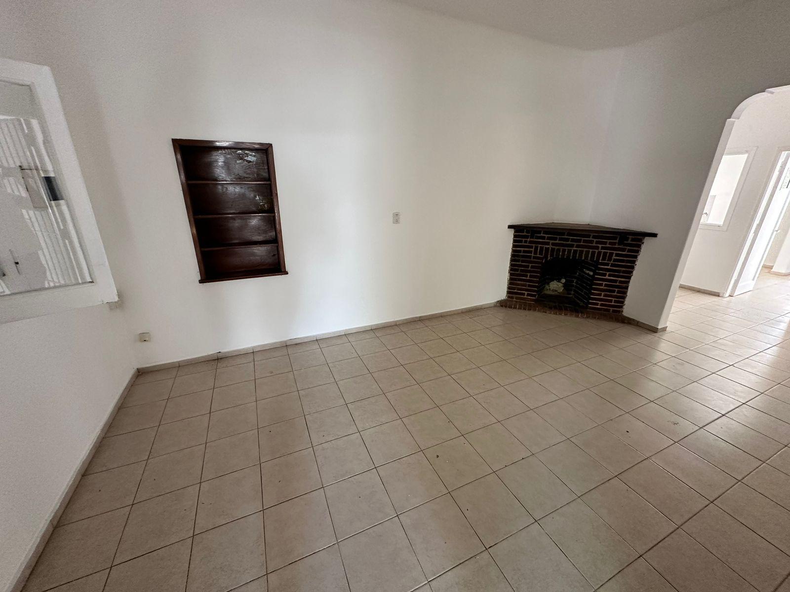 Casa sobre Av. Valparaíso  Ideal Comercial o Vivienda Familiar  2 Dorm., Patio y Amplios Ambientes