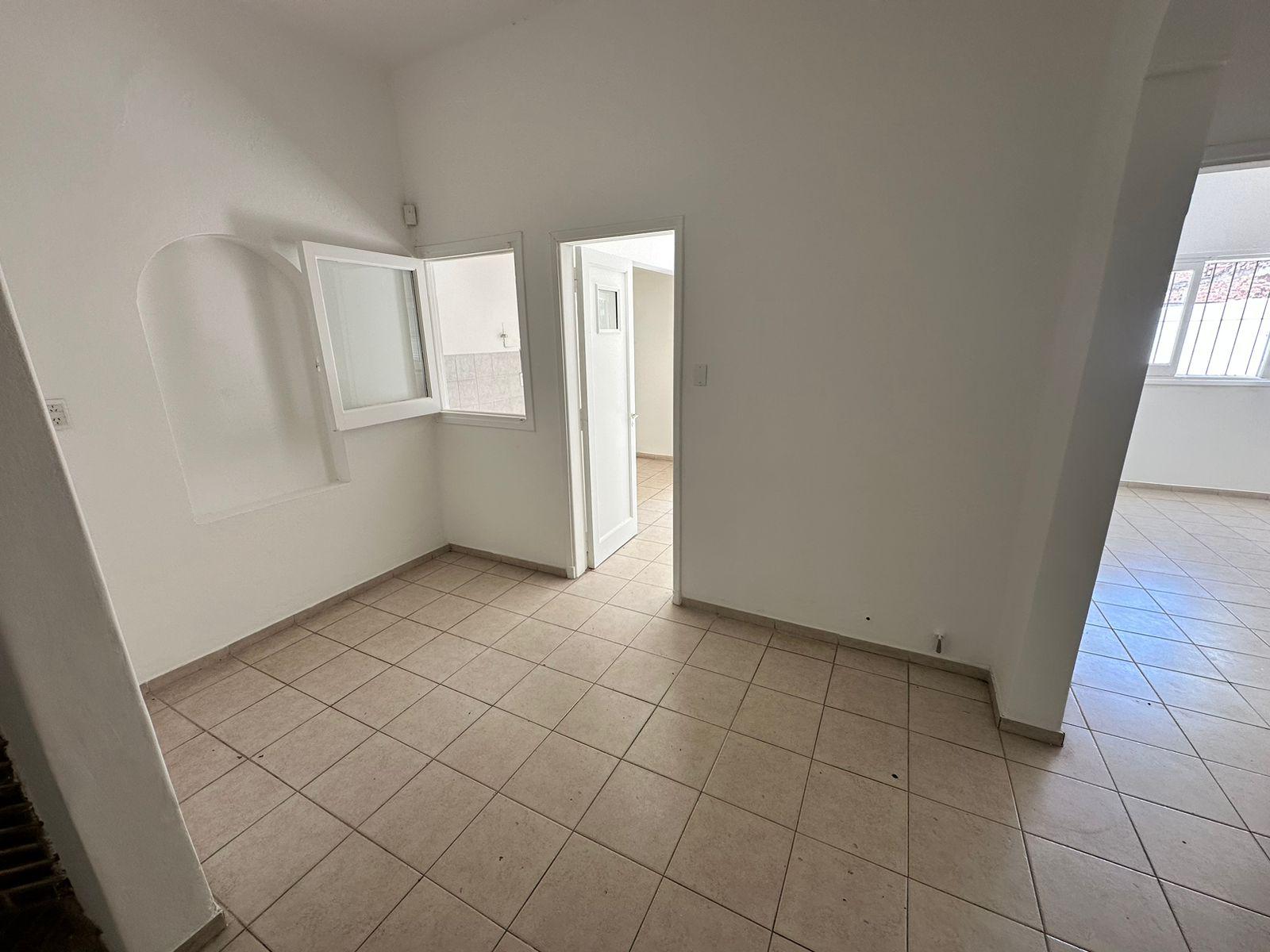 Casa sobre Av. Valparaíso  Ideal Comercial o Vivienda Familiar  2 Dorm., Patio y Amplios Ambientes