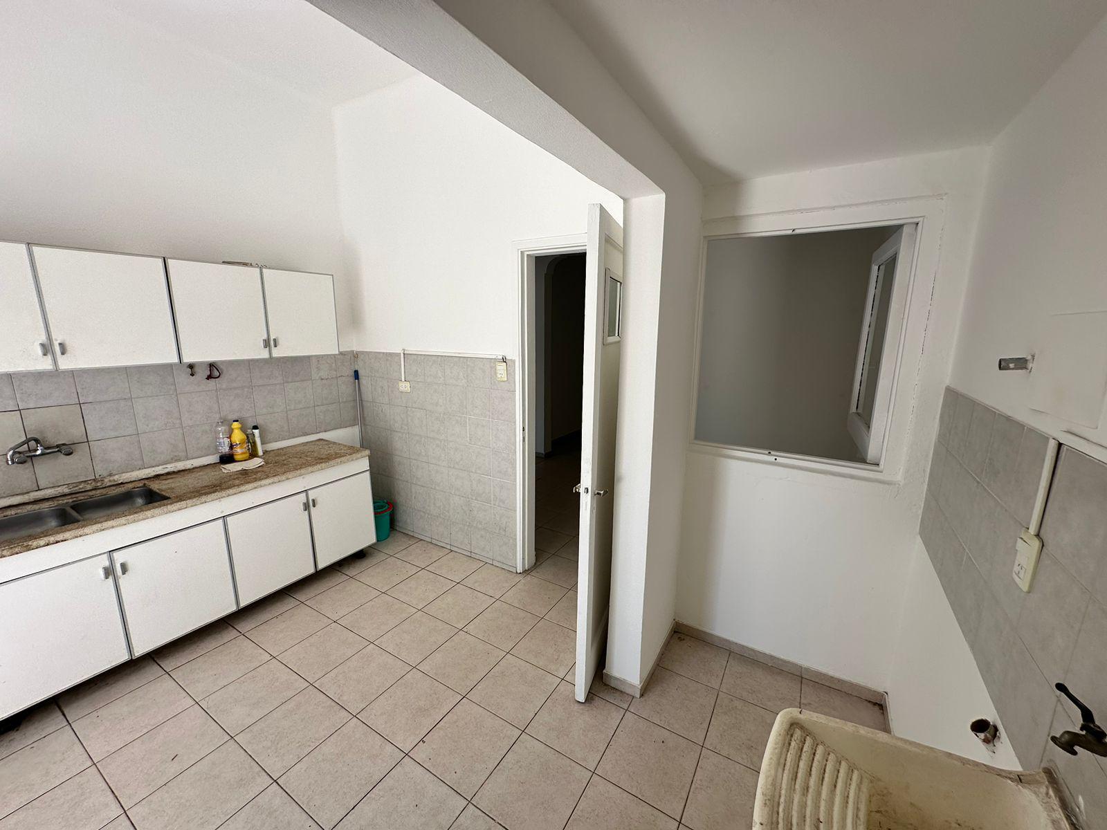 Casa sobre Av. Valparaíso  Ideal Comercial o Vivienda Familiar  2 Dorm., Patio y Amplios Ambientes