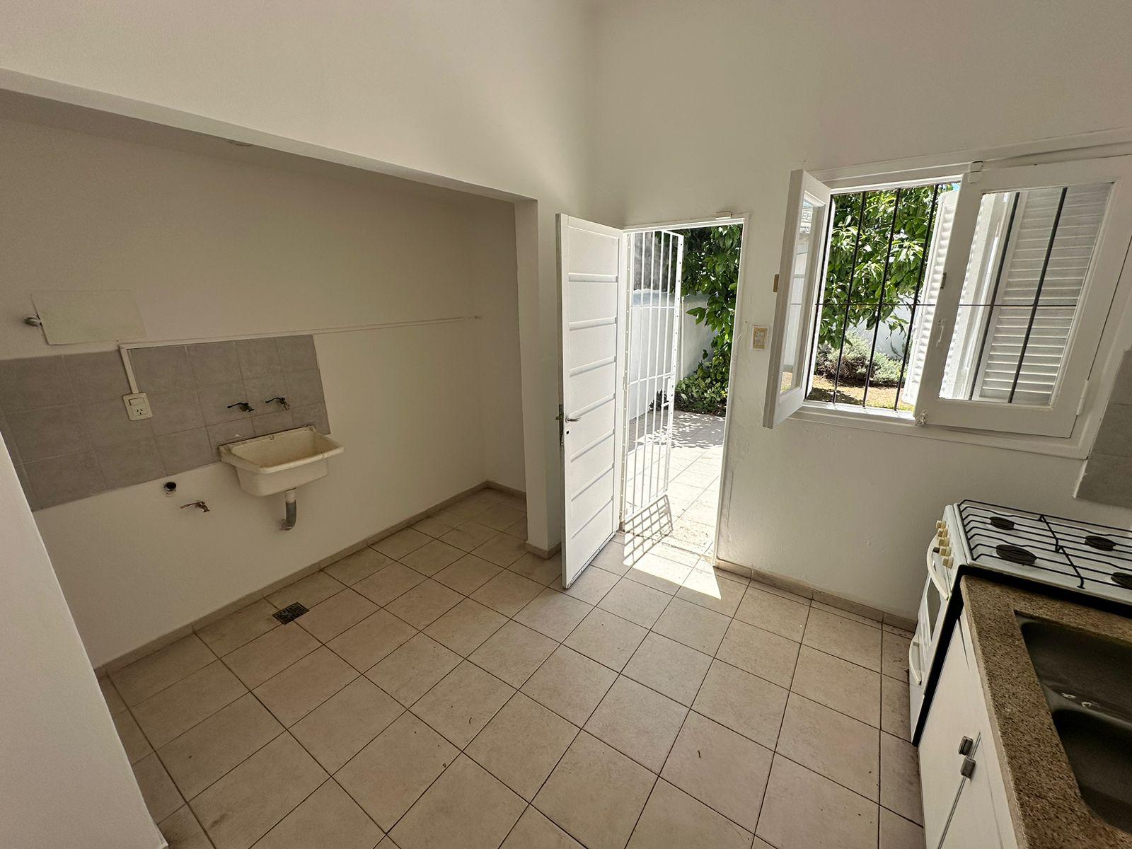 Casa sobre Av. Valparaíso  Ideal Comercial o Vivienda Familiar  2 Dorm., Patio y Amplios Ambientes