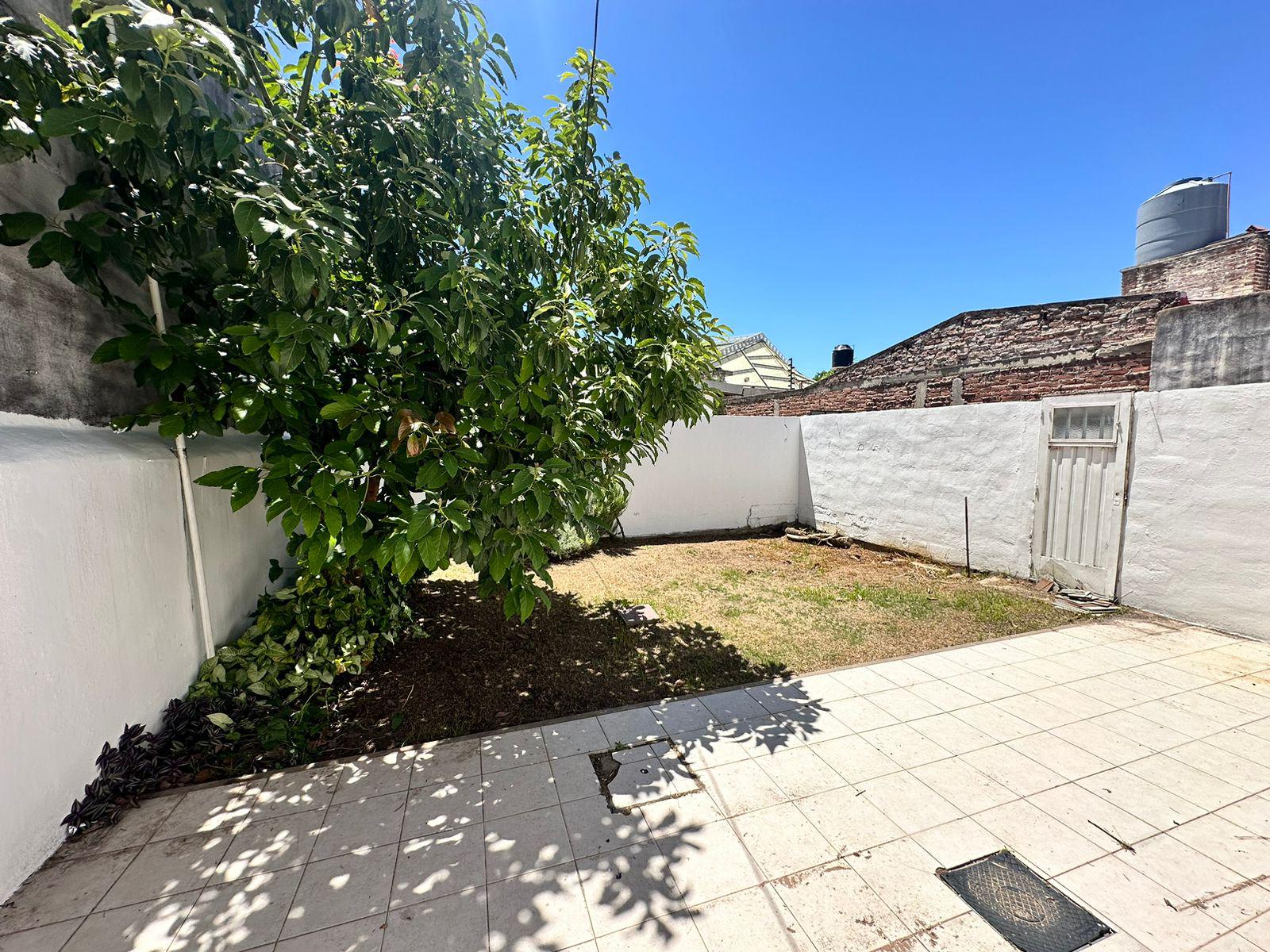 Casa sobre Av. Valparaíso  Ideal Comercial o Vivienda Familiar  2 Dorm., Patio y Amplios Ambientes