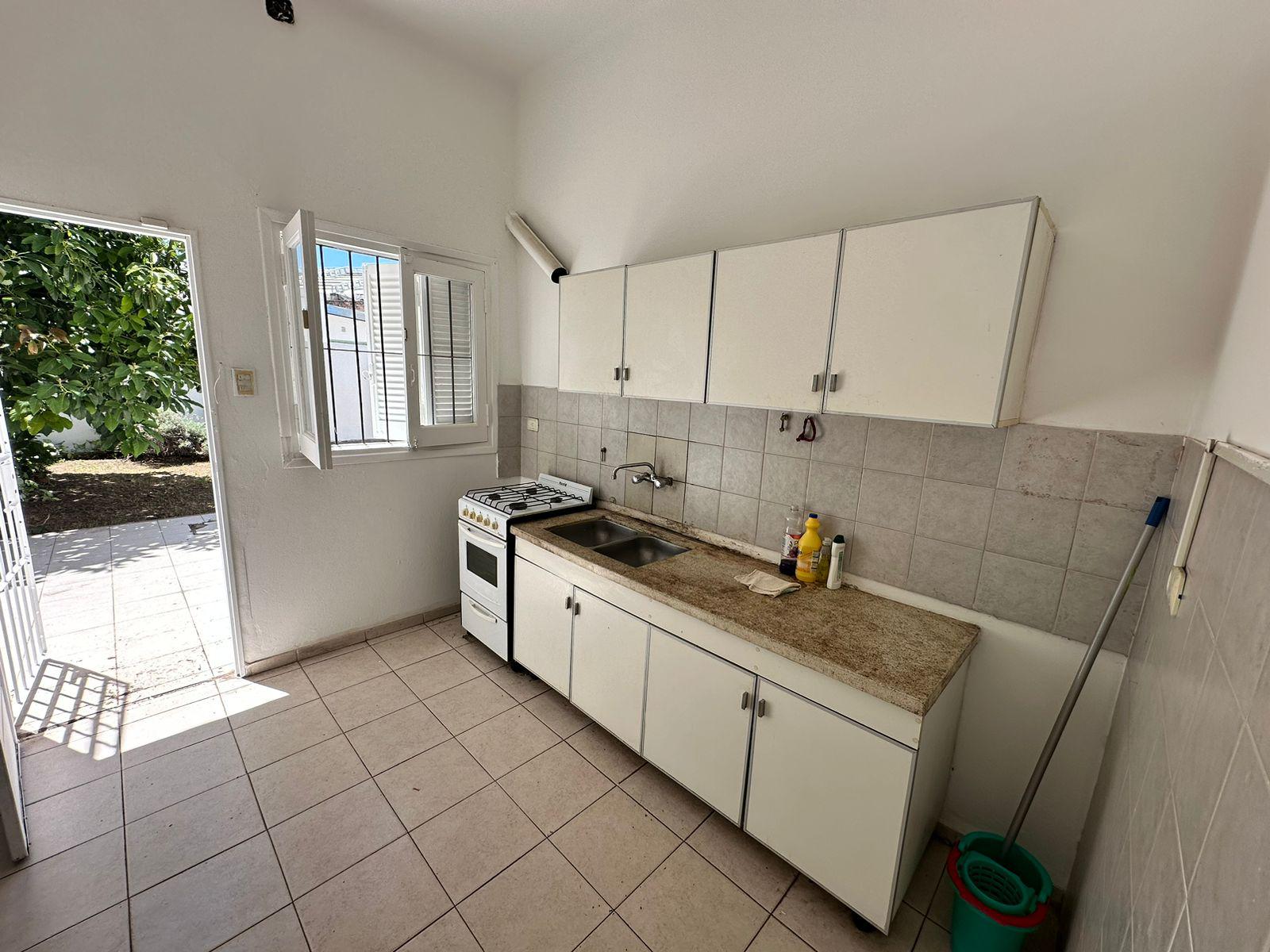 Casa sobre Av. Valparaíso  Ideal Comercial o Vivienda Familiar  2 Dorm., Patio y Amplios Ambientes