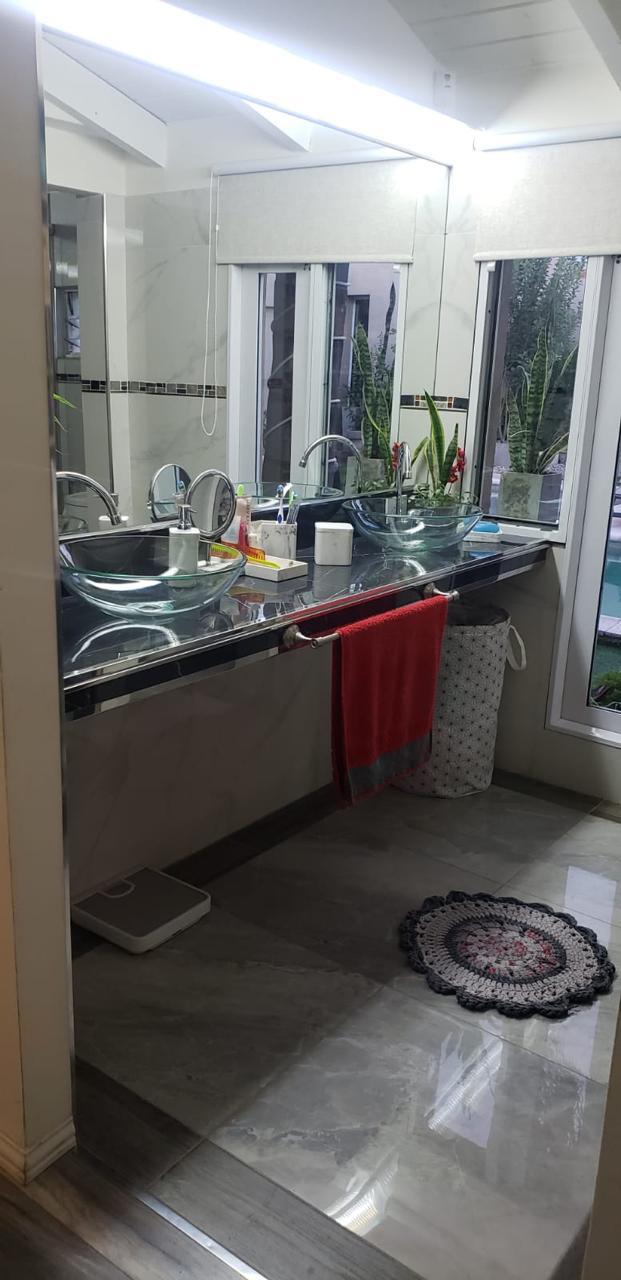 Excelente precio para una Amplia y cómoda casa en B Alta Córdoba de 4 Dormitorios!!!!