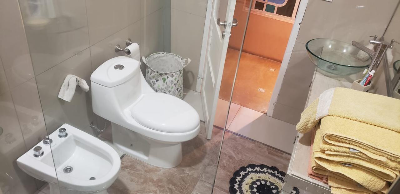 Excelente precio para una Amplia y cómoda casa en B Alta Córdoba de 4 Dormitorios!!!!