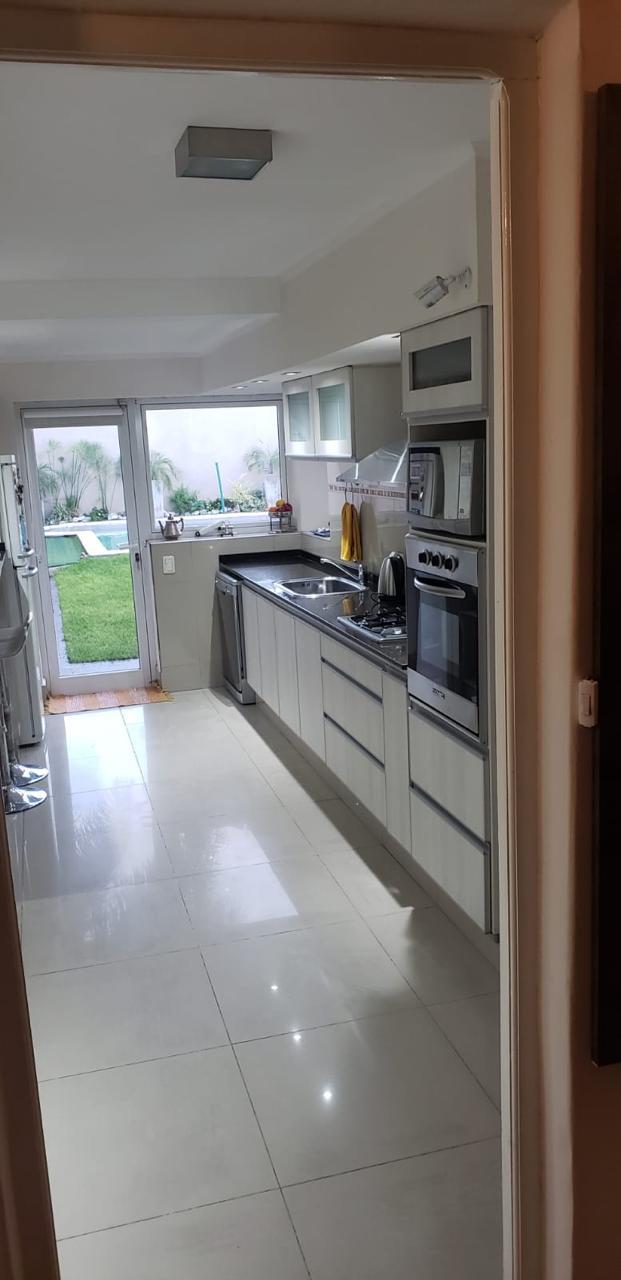 Excelente precio para una Amplia y cómoda casa en B Alta Córdoba de 4 Dormitorios!!!!