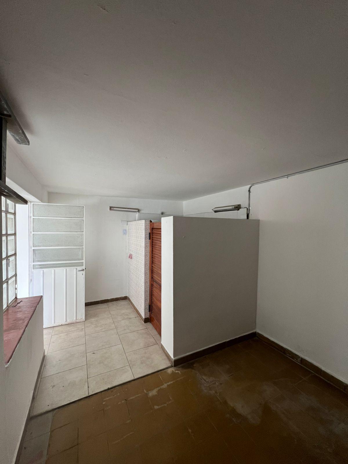 ALQUILO CASA B MAIPU - TRES DORMITORIOS CON PATIO Y COCHERA-.