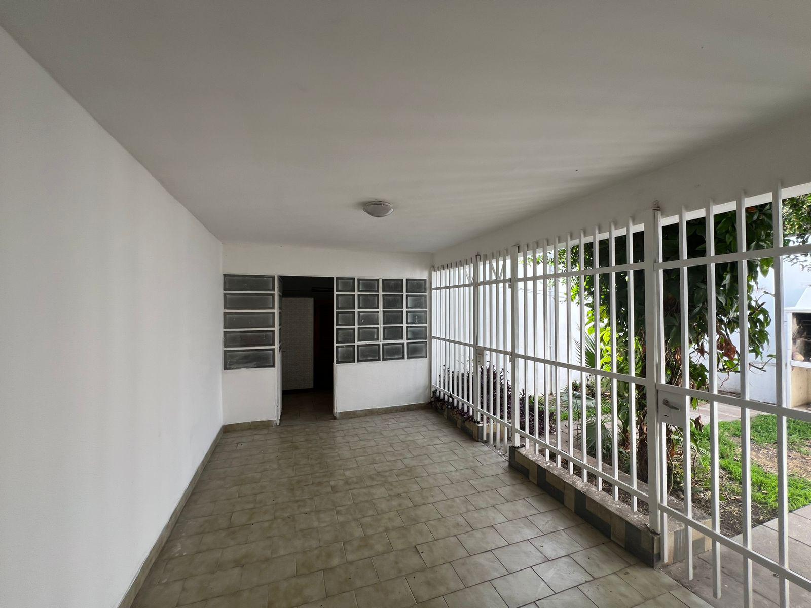 ALQUILO CASA B MAIPU - TRES DORMITORIOS CON PATIO Y COCHERA-.