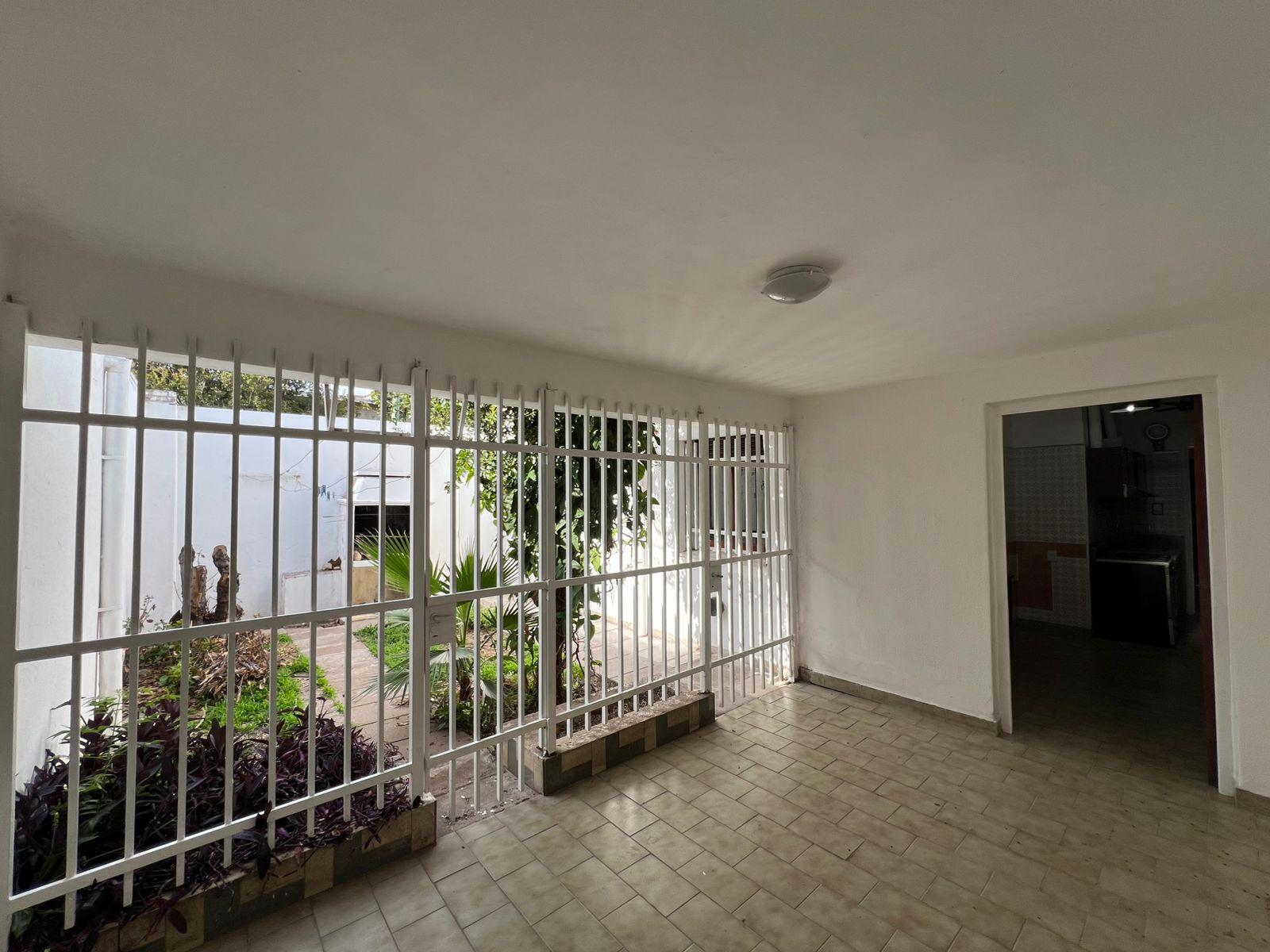 ALQUILO CASA B MAIPU - TRES DORMITORIOS CON PATIO Y COCHERA-.